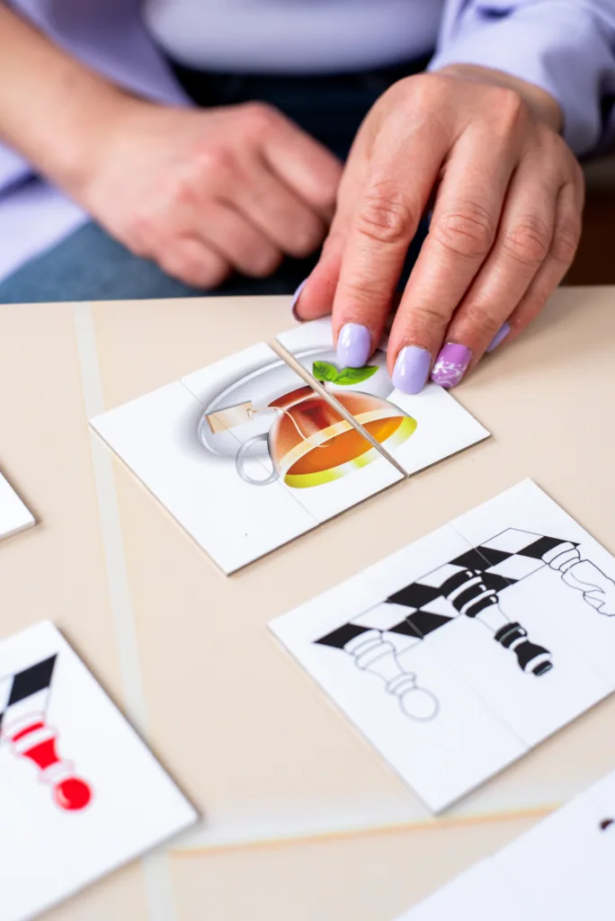 Edukativne kartice sa ilustracijama čaja i šaha za lakše učenje slova kod dece